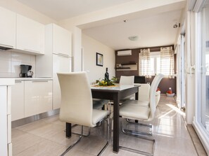 Apartment, Multiple Beds | Private kitchen | Stovetop, cookware/dishes/utensils