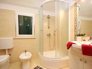 Apartment, Multiple Beds | Bathroom