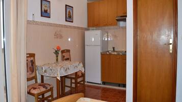 Apartment, 1 Double Bed | Private kitchen