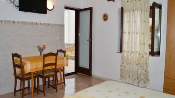 Apartment, 1 Double Bed | Private kitchen