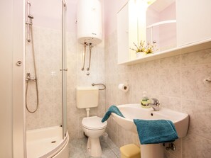 Appartamento, letti multipli | Bagno | Doccia