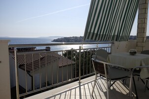 Apartamento, várias camas | Sacada