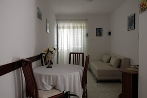 Apartamento, 2 camas de casal | Sala de estar | TV