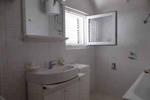Apartment, Mehrere Betten | Badezimmer