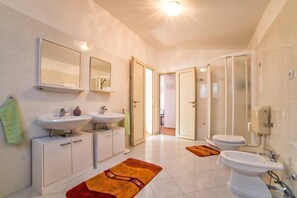 Apartamento, várias camas | Banheiro | Chuveiro 