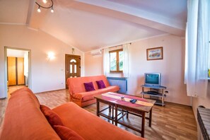 Apartment, Mehrere Betten | Wohnzimmer | Fernseher