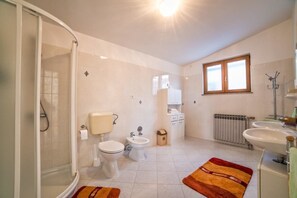 Huoneisto, useita sänkyjä | Kylpyhuone | Suihku