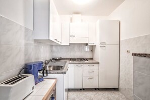 Apartment, 1 Double Bed with Sofa bed | Private kitchen | Stovetop, cookware/dishes/utensils