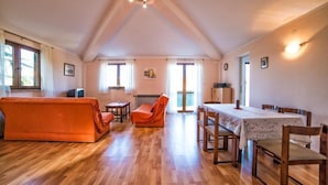 Apartamento, várias camas | Sala de estar | TV