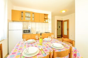 Apartment, Multiple Beds | Private kitchen | Stovetop, cookware/dishes/utensils