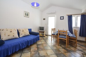 Apartment, Mehrere Betten | Wohnzimmer | Fernseher