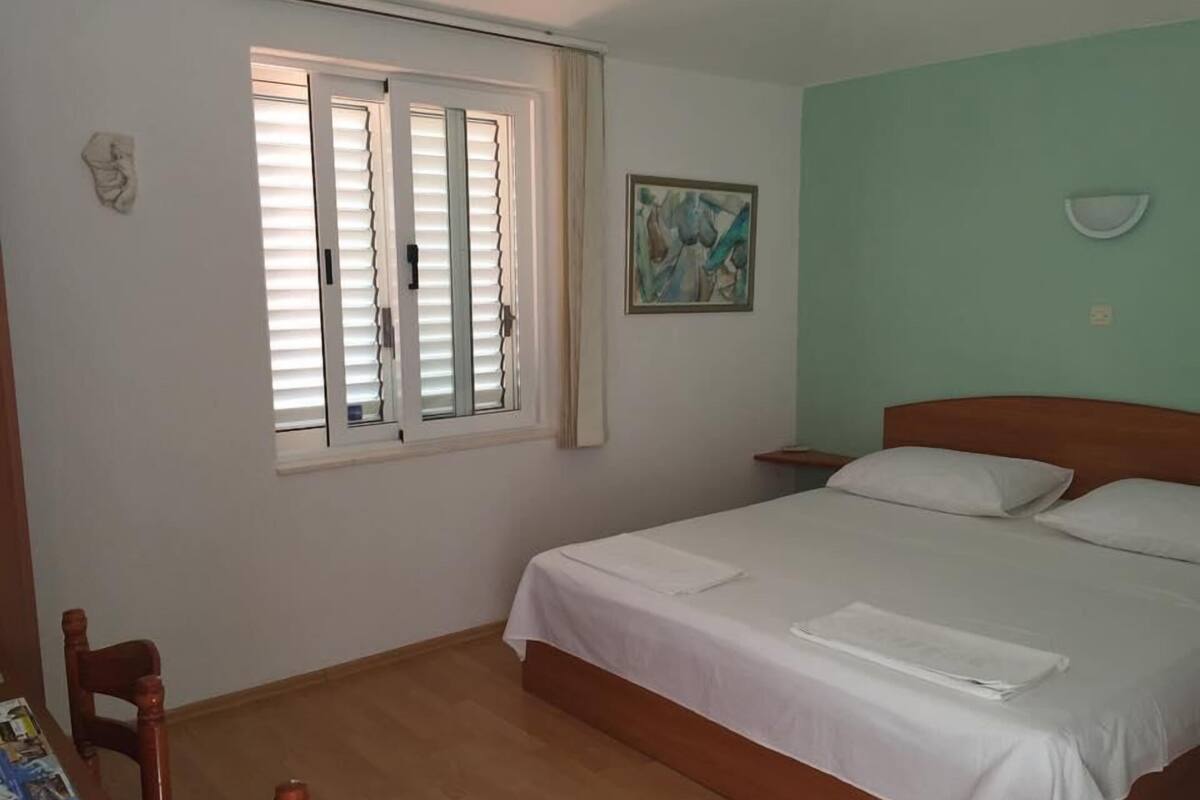 Zimmer, 1 Doppelbett | Laptopgeeigneter Arbeitsplatz, schallisolierte Zimmer