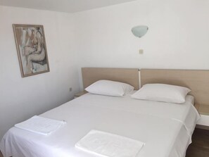 مساحة عمل للكمبيوتر المحمول وتجهيزات عازلة للصوت ومكواة/لوح كي