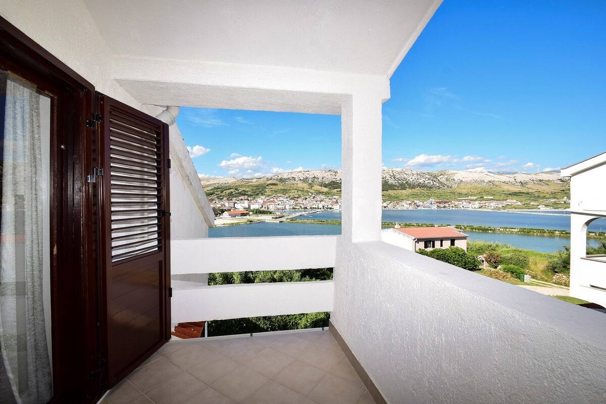 Apartamento, várias camas | Sacada