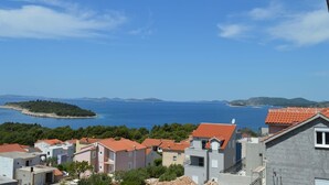 Apartamento, varias camas | Vistas al mar