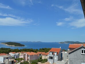 Apartament, diversos llits | Vista de la platja o del mar