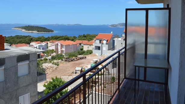 Apartamento, varias camas | Balcón