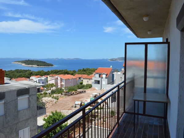 Apartament, diversos llits | Balcó