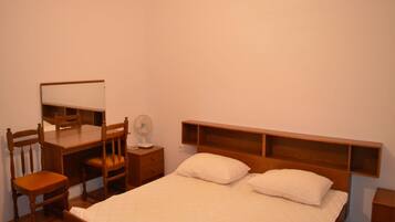 Apartment, Multiple Beds | Private kitchen | Fridge