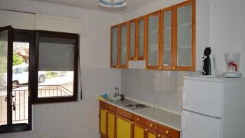 Apartment, Multiple Beds | Private kitchen | Fridge