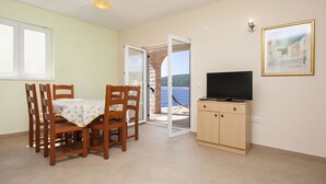 Apartment, Multiple Beds | Private kitchen | Stovetop, cookware/dishes/utensils