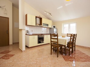 Apartment, Multiple Beds | Private kitchen | Stovetop, cookware/dishes/utensils