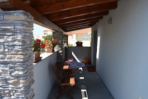 Apartamento, várias camas | Sacada