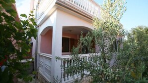 A two-story building with a balcony and a covered porch. - Istrian Villa Iva (Medulin)