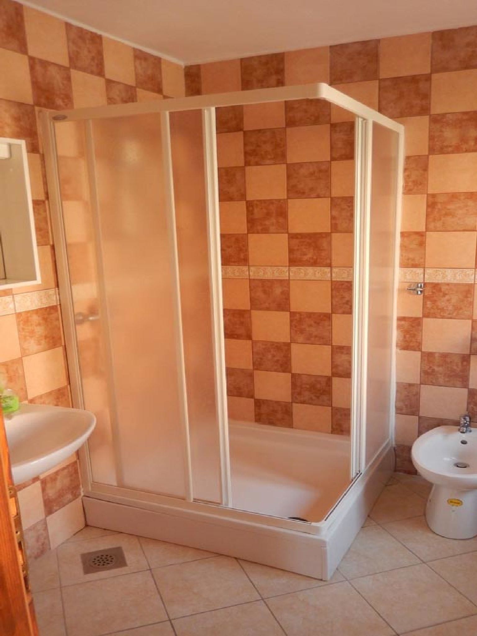 Une salle de bain équipée d’une douche, d’un lavabo et d’un bidet.