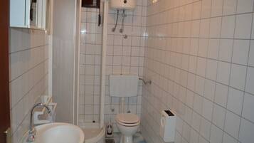 Apartment, Multiple Beds | Bathroom | Shower