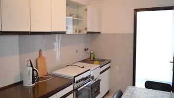 Apartment, Multiple Beds | Private kitchen | Oven