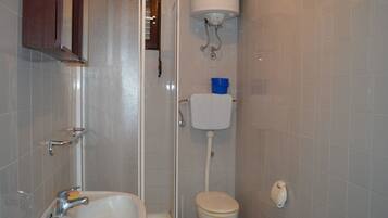 Apartment, Multiple Beds | Bathroom | Shower