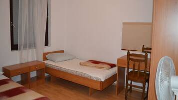 Apartment, Multiple Beds | Private kitchen | Oven