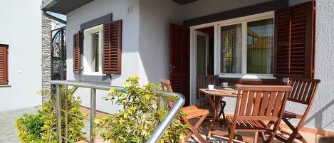 Maison, plusieurs lits | Balcon