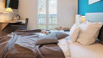 Hypo-allergenic bedding, in-room safe, desk, free WiFi