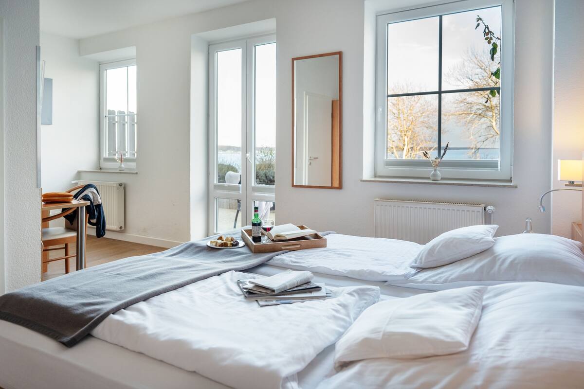 standard double room, sea view | hypo-allergenic bedding, in-room safe, desk, free wifi