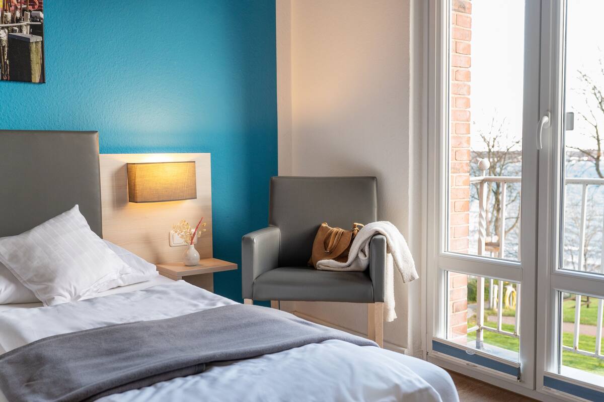 standard double room, sea view | hypo-allergenic bedding, in-room safe, desk, free wifi