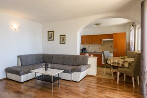 Appartement, Plusieurs lits | Salle de séjour | Téléviseur