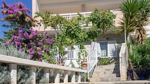 Eine Steintreppe führt zu einem Gebäude mit einem Balkon.