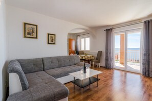Apartment, Mehrere Betten | Wohnzimmer | Fernseher