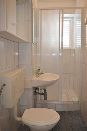 Appartement, meerdere bedden | Badkamer met douche