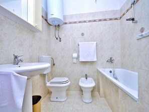 House, Multiple Beds | Bathroom amenities | Shower, deep soaking tub - Holiday House Bruno / K1 (Pula)