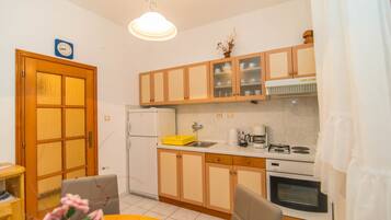 Apartment, 2 Double Beds | Private kitchen | Stovetop
