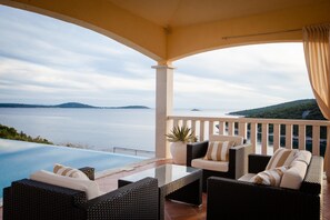 Villa - flere senge | Terrasse/gårdhave