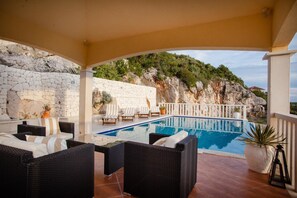 Vila, várias camas | Terraço/pátio