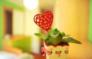 A potted plant with a heart-shaped decoration on top. - Family Apartment Teo (Split)