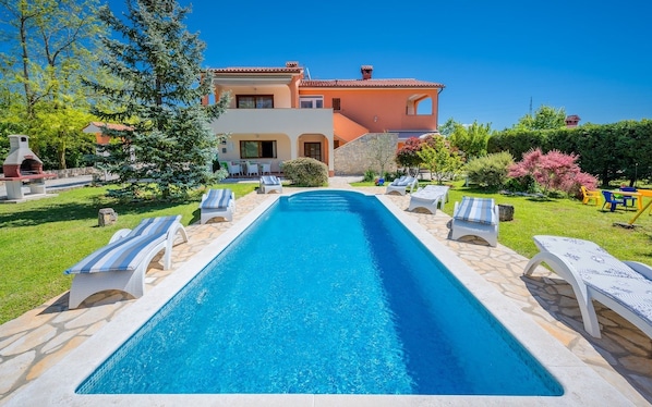 Villa, meerdere bedden | Zwembad | Een buitenzwembad