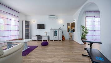 Villa, varias camas | Sala de estar | Televisión, reproductor de DVD y estéreo