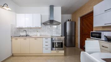 Villa, varias camas | Cocina privada | Parrilla de estufa, lavavajillas y utensilios de cocina