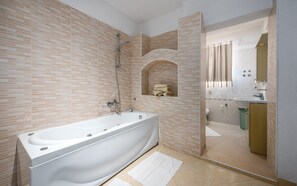 Villa, Mehrere Betten | Badezimmer | Dusche, Whirlpool